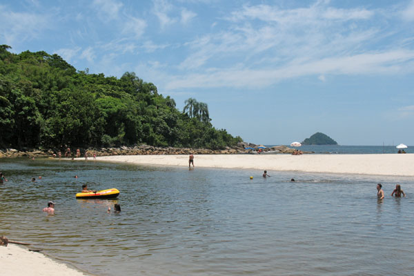 Vista do rio e da praia de Camburi - sul de São Sebastião - Litoral Norte de S. Paulo